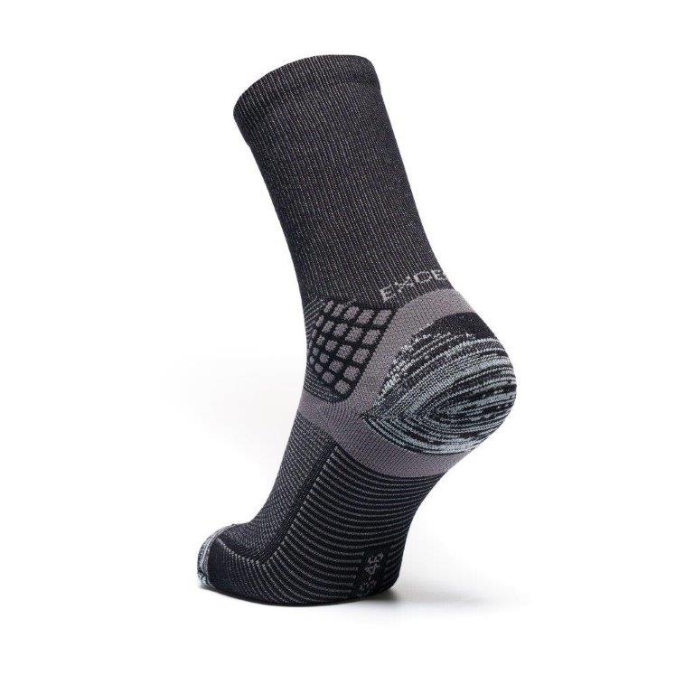 chwarze Funktionssocke von Excess Workwear, Rückansicht mit grauen Verstärkungen an Ferse, Zehen und Spann, atmungsaktives Strickmaterial für hohen Tragekomfort bei Arbeit und Sport.