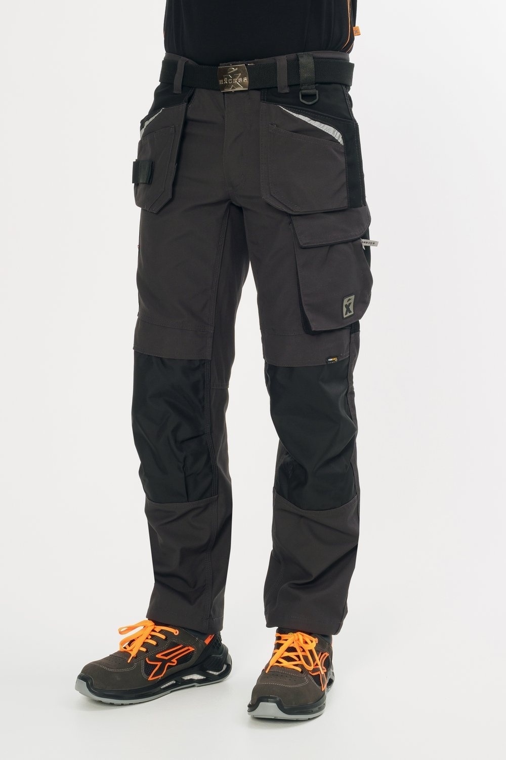 Schwarz-graue Arbeitshose von Excess Workwear mit funktionalen Taschen, Reflexdetails und verstärkten Knien. Robustes Material, ergonomischer Schnitt und zahlreiche Staumöglichkeiten für Werkzeug und Zubehör.