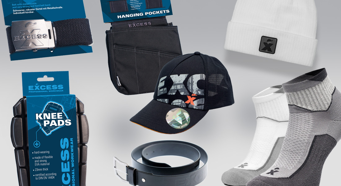 Zubehörkollektion der Marke Excess Professional Workwear mit Gürtel, Knieschonern, Werkzeugtaschen, schwarzer Kappe, weißer Mütze und Arbeitssocken, vor grauem Hintergrund präsentiert.