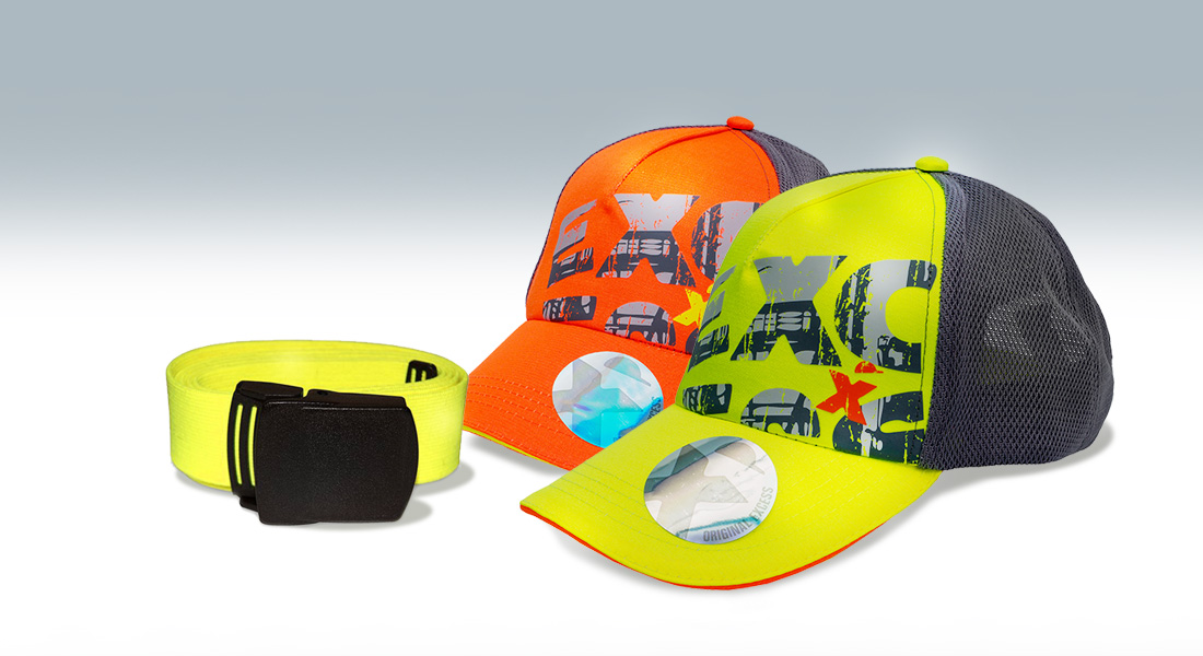 Zwei Baseballkappen in Neonorange und Neongelb mit dem Schriftzug „EXCESS“ sowie ein passender gelber Gürtel mit schwarzer Schnalle, präsentiert vor grauem Hintergrund.