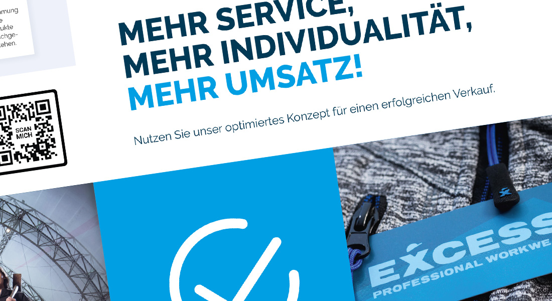 Werbegrafik der Marke Excess Professional Workwear mit dem Slogan „Mehr Service, mehr Individualität, mehr Umsatz!“ in blauer Schrift sowie QR-Code und Markenlogo auf blau-weißen Flächen.