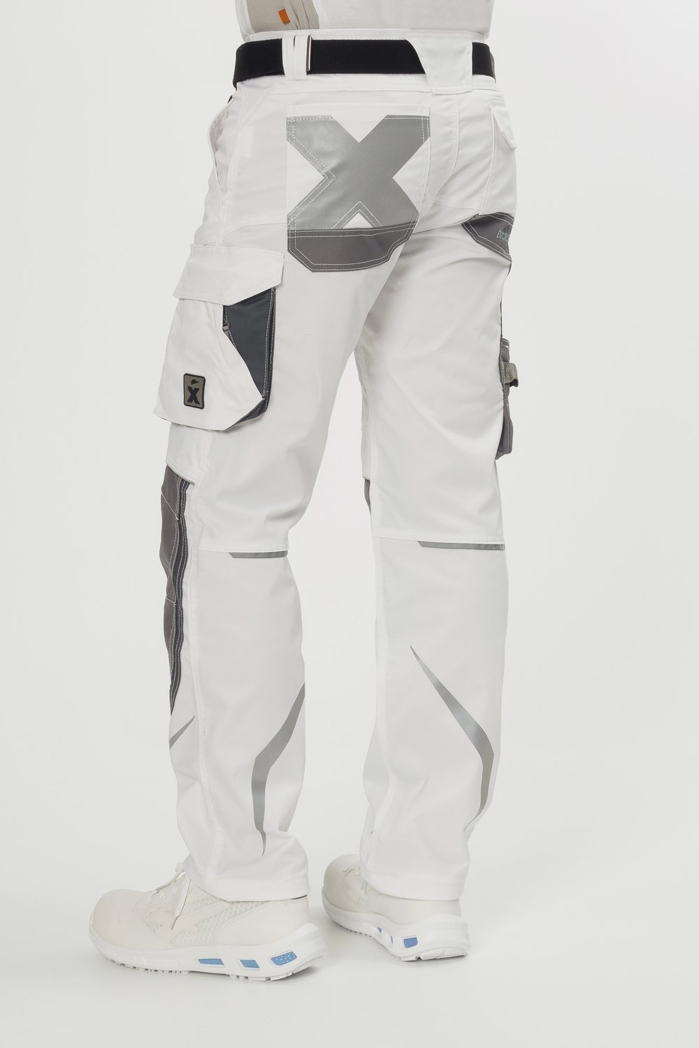 Rückseite Excess Arbeitshose weiß grau – funktionale Handwerkerhose mit verstärkten Knien und vielen Taschen, getragen im Einsatz