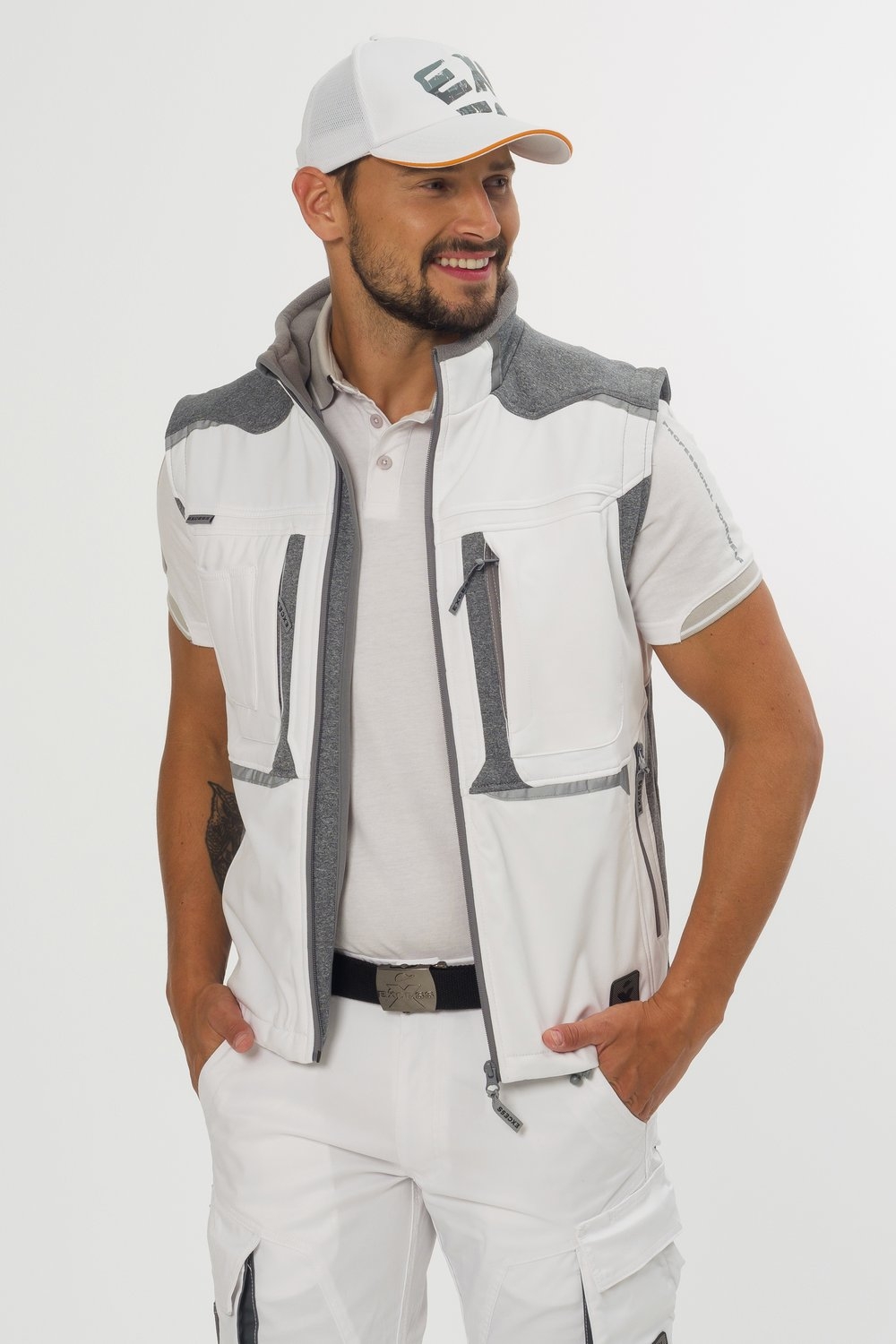 Excess Arbeitsweste Softshell weiß grau – strapazierfähige Weste mit vielen Taschen für Handwerk und Outdoor, getragen am Modell-