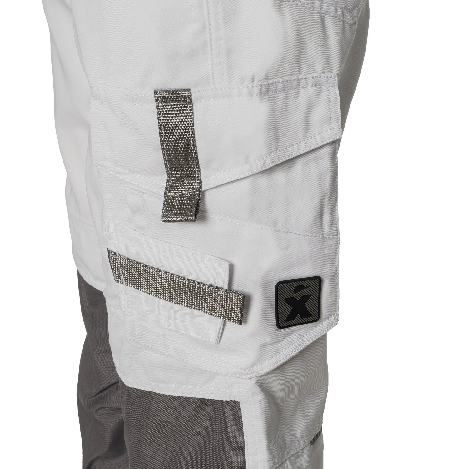 Detailansicht einer weißen Arbeitshose mit grauer Cargotasche, stabiler Schlaufe für Werkzeuge und schwarzem Markenlogo. Der graue Kniebesatz ist teilweise sichtbar – ideal für Maler und Handwerker.