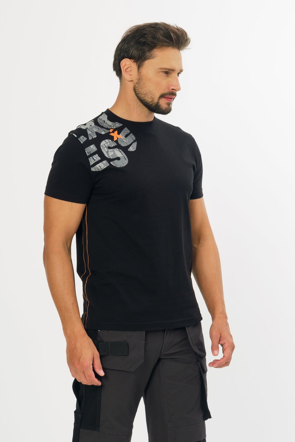 Schwarzes T-Shirt mit Druck, leicht und angenehm zu tragen, sportliches Design, veredelt mit schönem Druck. Auslaufartikel.