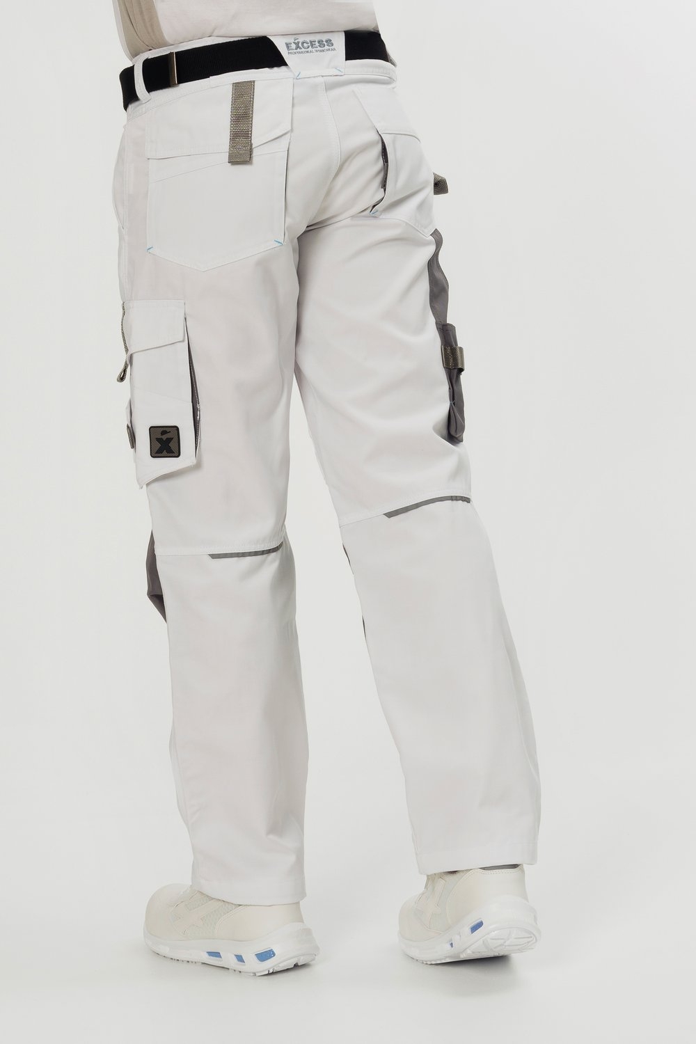 Weiße Arbeitshose mit grauen Knieverstärkungen und praktischen Taschen – strapazierfähige Malerhose für Handwerk und Bau.