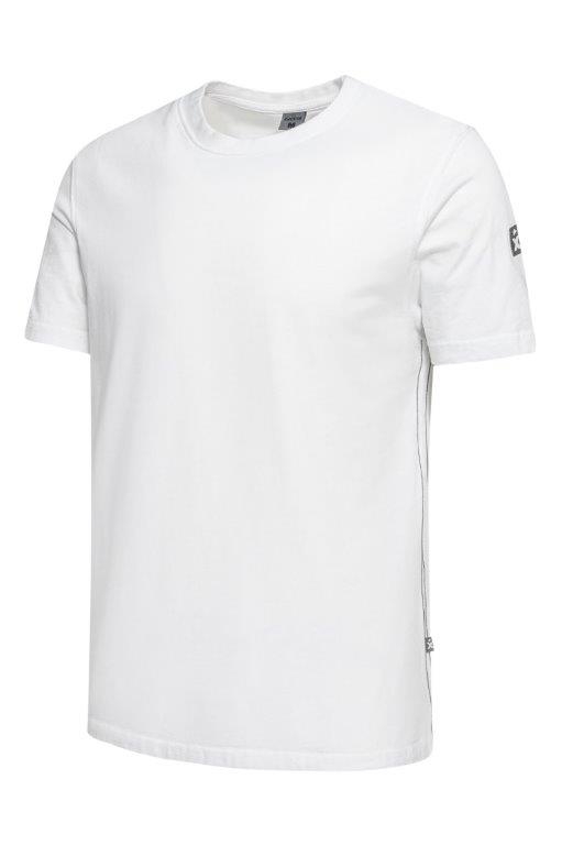 Weißes T-Shirt mit Rundhalsausschnitt, kurzem Ärmel und kleinem Excess Logo auf dem linken Oberarm.