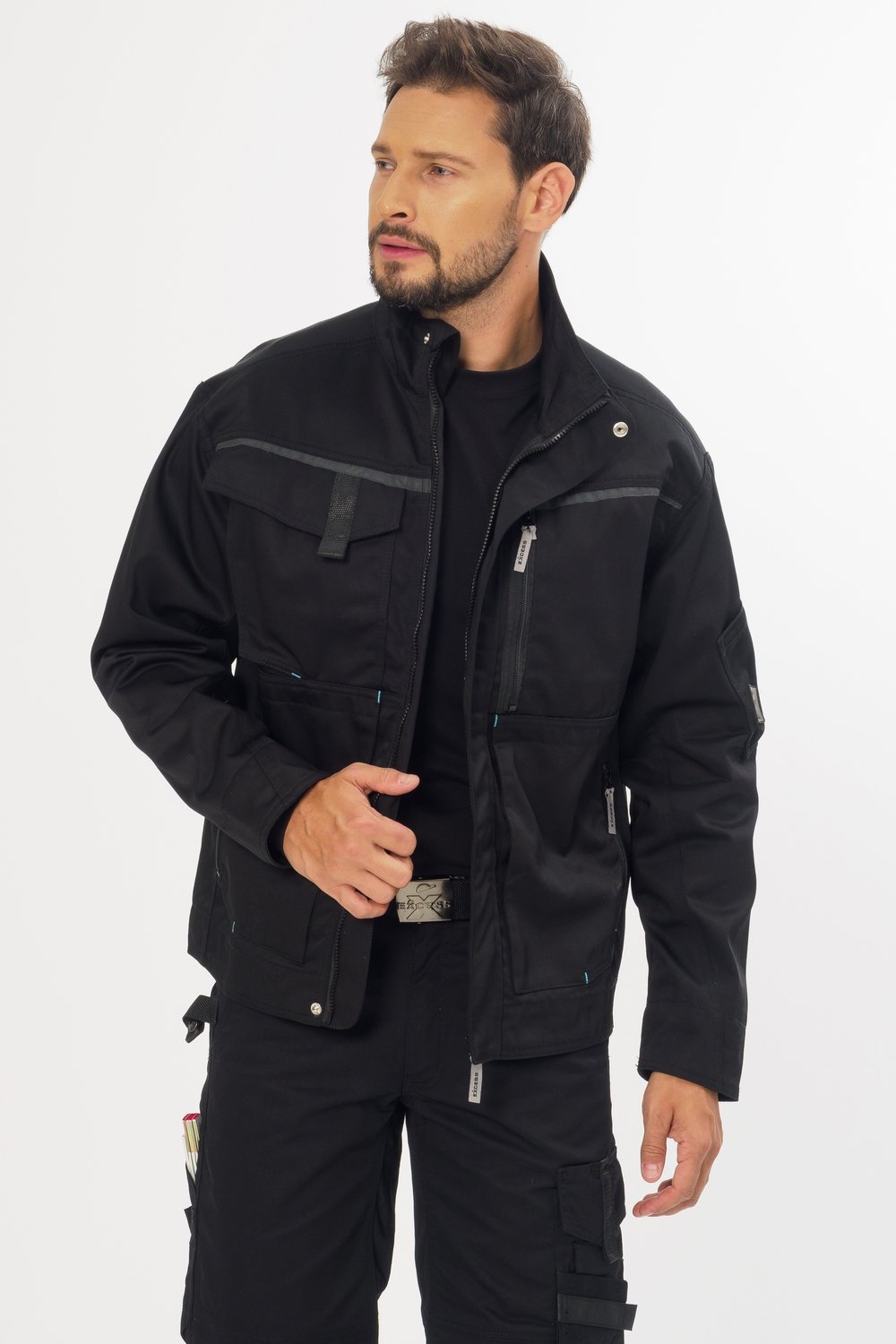 Schwarze CHAMP Arbeitsjacke – Sportliche Arbeitsjacke mit verdecktem Reißverschluss und vielen praktischen Taschen.