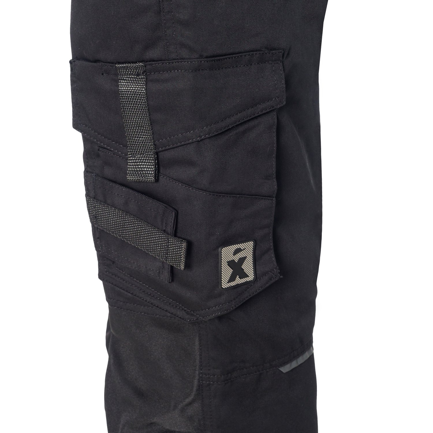 Detailansicht einer schwarzen Arbeitshose mit schwarzem Knieeinsatz, aufgesetzten Cargotaschen, Gürtelschlaufe und Markenlogo, geeignet für Handwerk und Outdoor-Arbeiten.