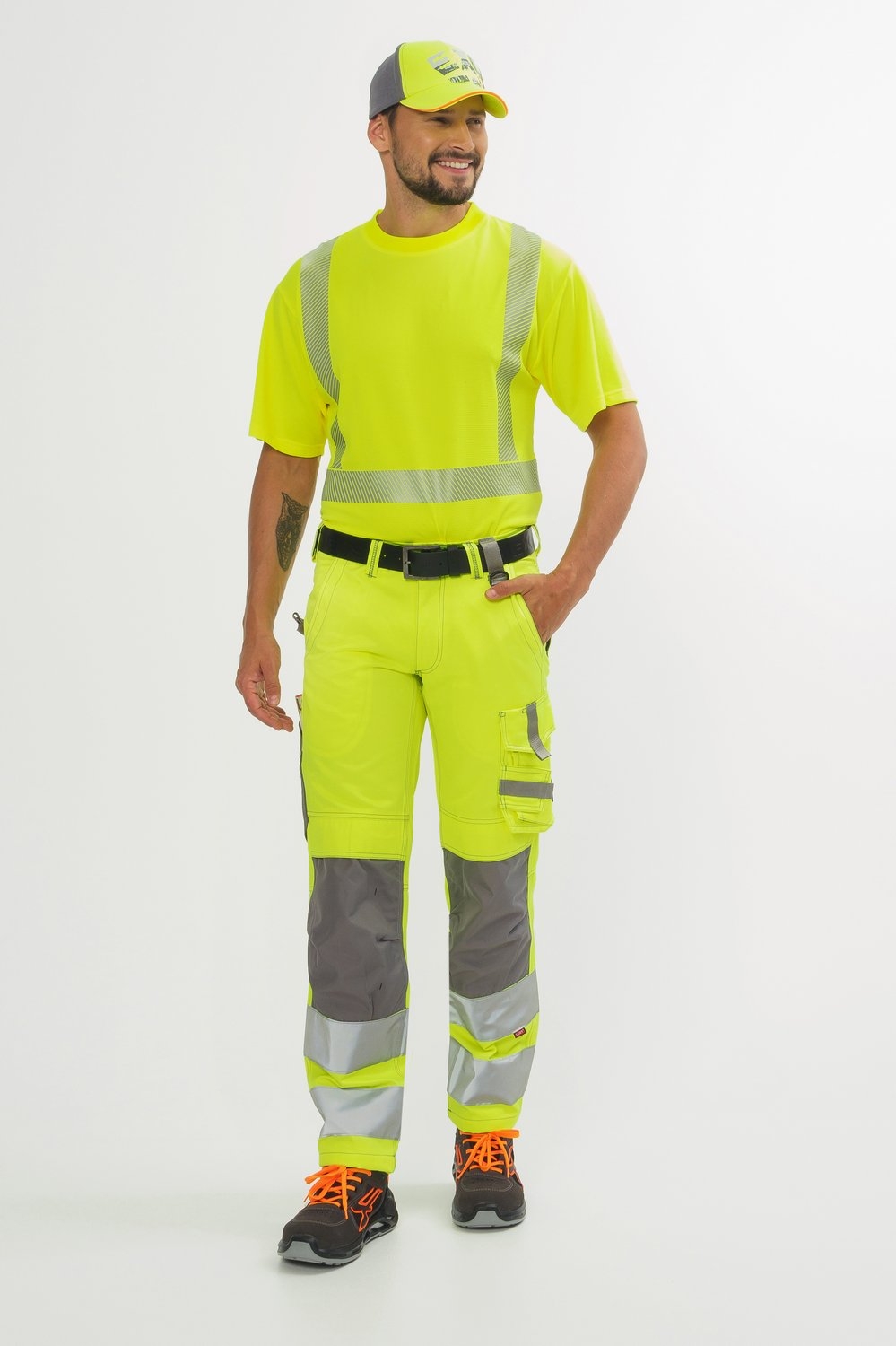 EXCESS Warnschutzkleidung gelb mit Reflexstreifen, bestehend aus T-Shirt und Hose für Handwerk und Bau.