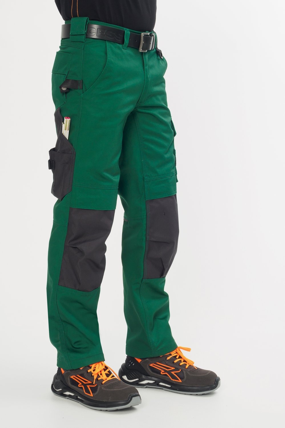 Grüne Arbeitshose von Excess mit grauen Knieverstärkungen, seitlicher Cargotasche und robustem Material, ideal für Maler, Handwerker und den täglichen Arbeitseinsatz.