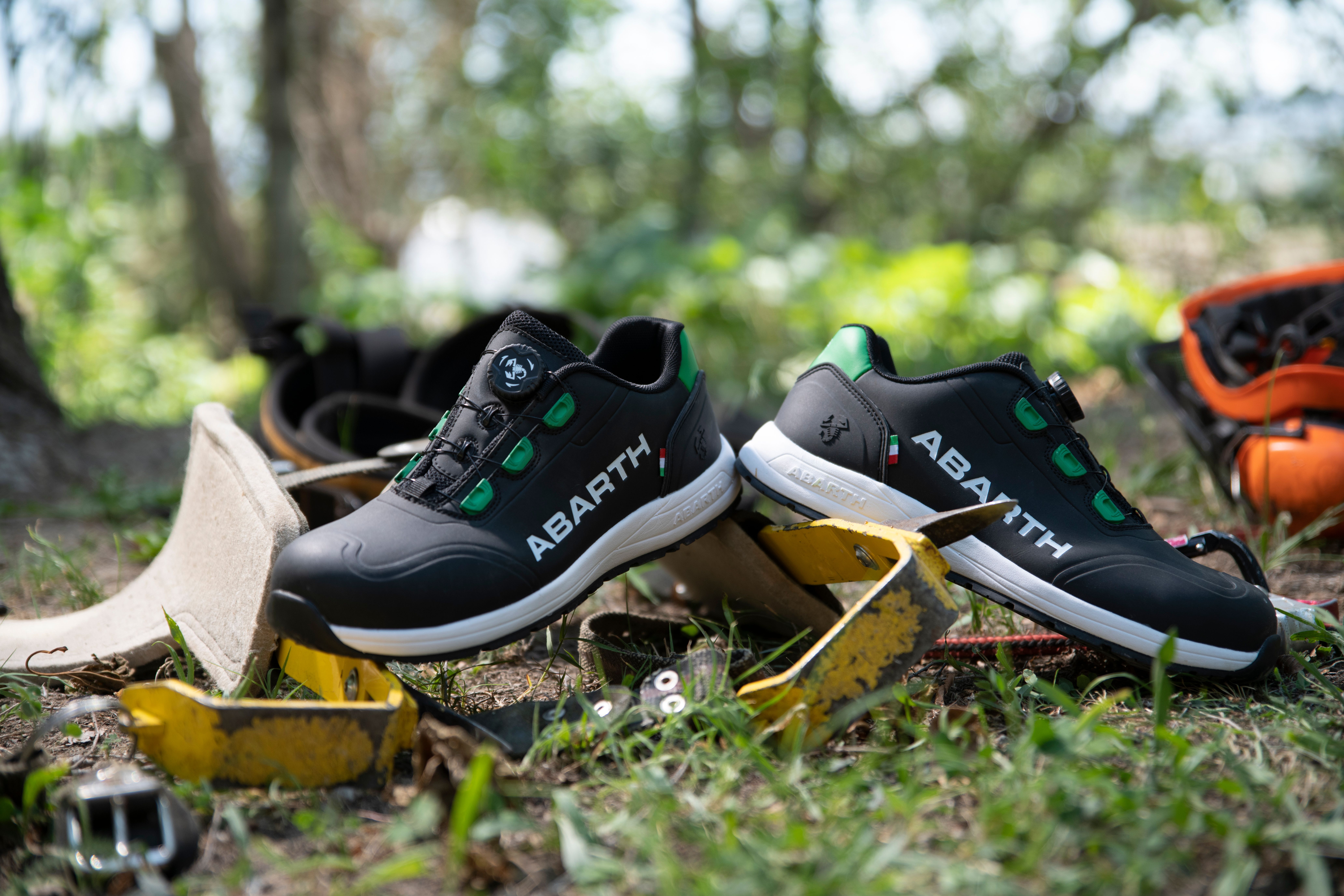 ABARTH Sicherheitsschuhe schwarz-grün mit weißer Sohle – robuste Schuhe für Forstarbeit, Bau und Handwerk im Outdoor-Einsatz.