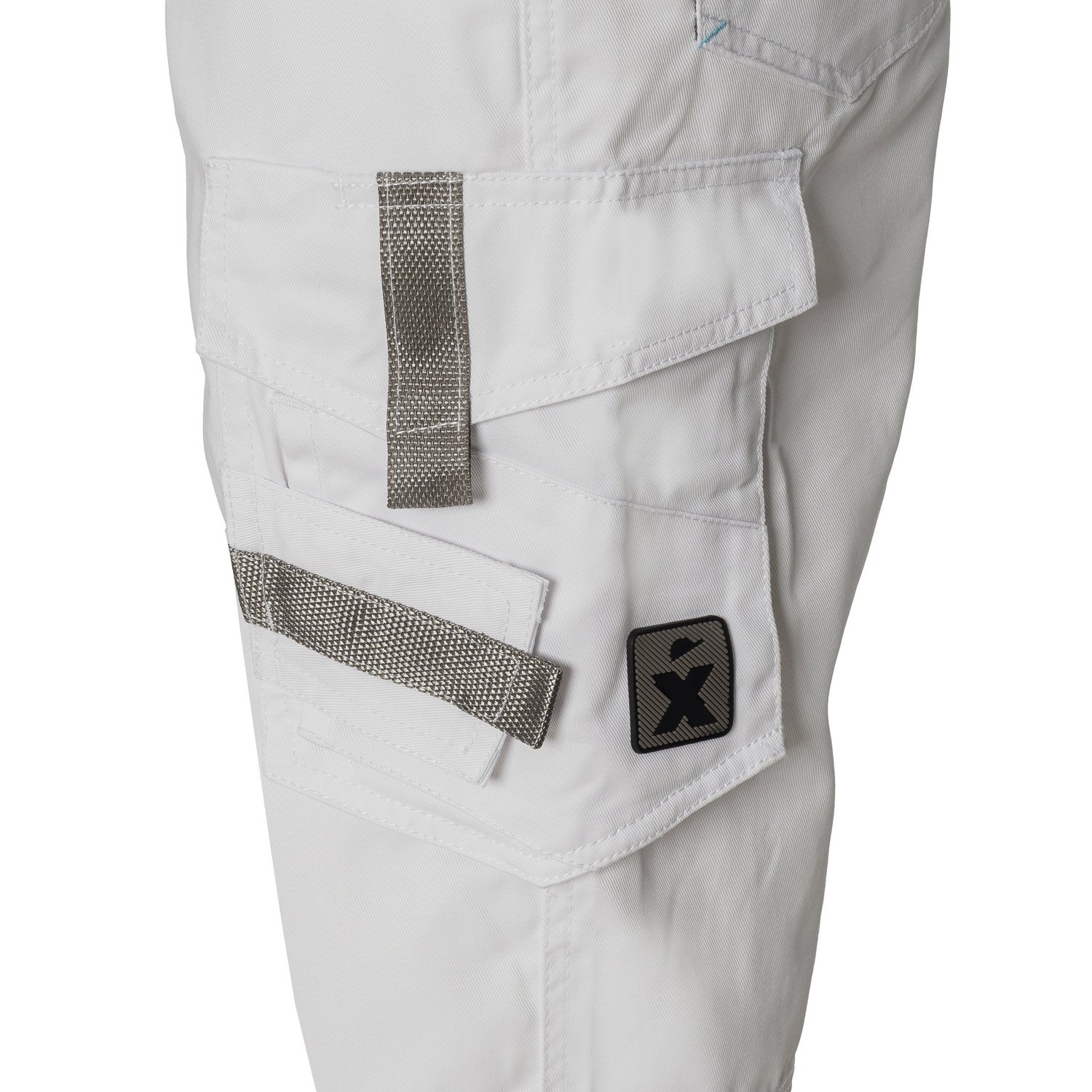 Detailansicht einer weißen Arbeitshose mit schwarzem Knieeinsatz, aufgesetzten Cargotaschen, Gürtelschlaufe und Markenlogo, geeignet für Handwerk und Outdoor-Arbeiten.