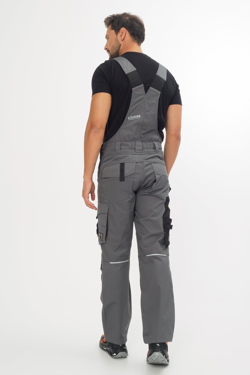 Rückansicht einer grauen Latzhose mit schwarzen Knieverstärkungen und praktischen Taschen – strapazierfähige Arbeitslatzhose für Maler und Handwerker.