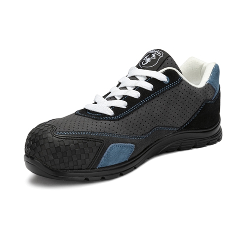Seitliche Ansicht eines schwarzen ABARTH Sneakers mit perforiertem Obermaterial, weißen Schnürsenkeln, blauen Einsätzen und verstärkter Vorderkappe.