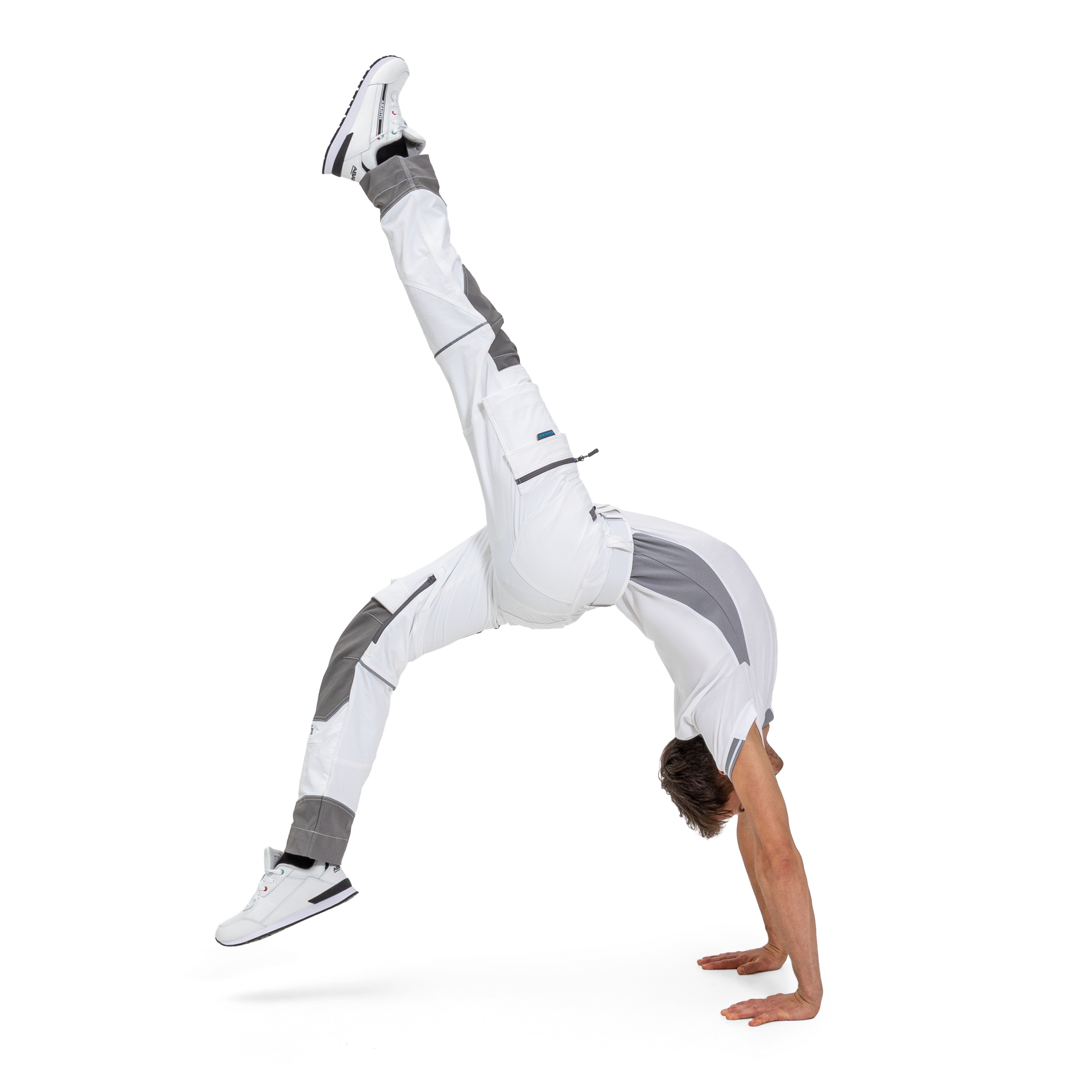 Bewegliche weiße Arbeitshose mit grauen Verstärkungen und vielen Taschen – flexible Handwerkerhose für maximale Bewegungsfreiheit.