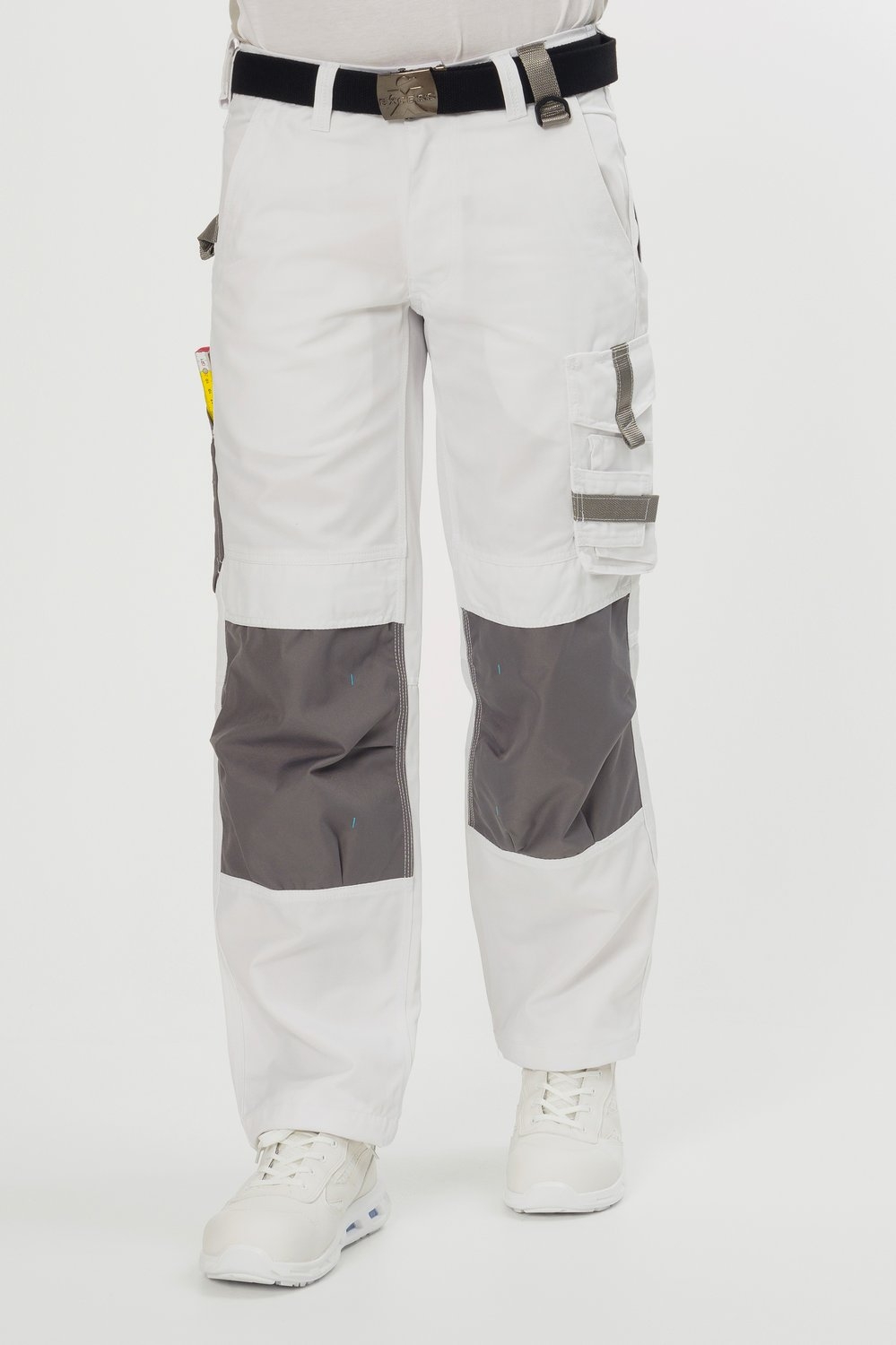 Weiße Arbeitshose von Excess mit grauen Knieverstärkungen, seitlicher Cargotasche und robustem Material, ideal für Maler, Handwerker und den täglichen Arbeitseinsatz.