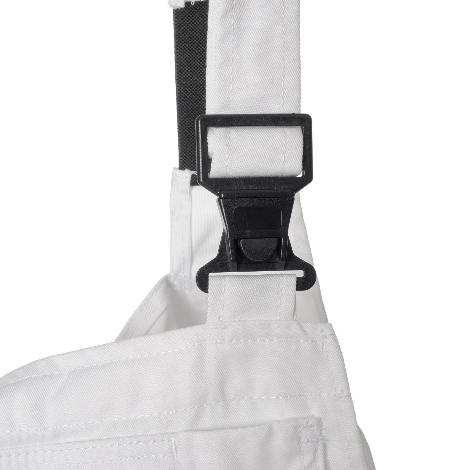 Detailansicht des schwarzen Kunststoffclips einer weißen Latzhose. Der Verschluss dient zur einfachen Längenverstellung der Träger und sorgt für sicheren Halt bei Arbeits- und Malerhosen.