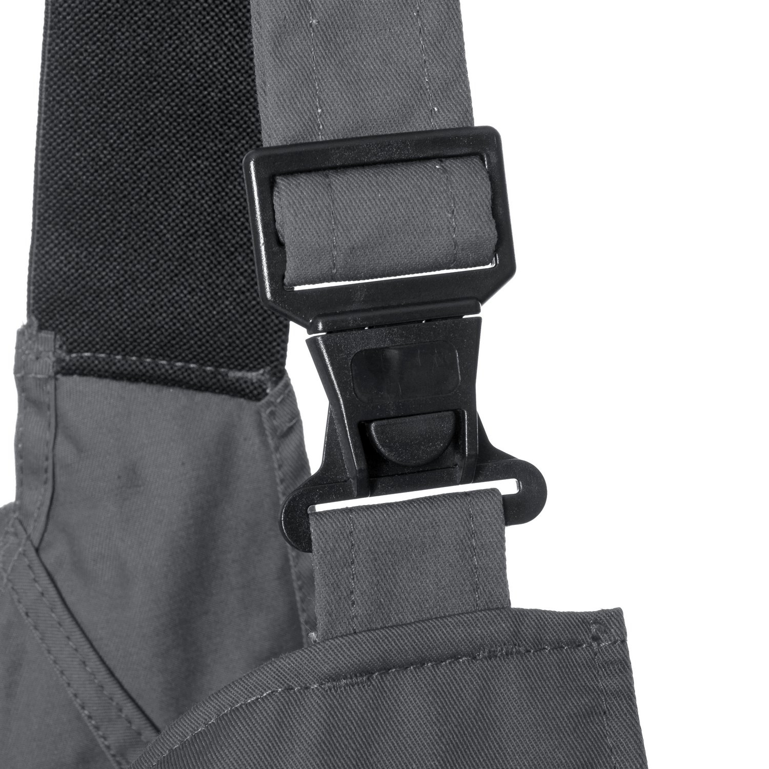 Stabiler Kunststoffverschluss an grauer Latzhose – verstellbare Träger für optimale Passform bei Arbeitsbekleidung.