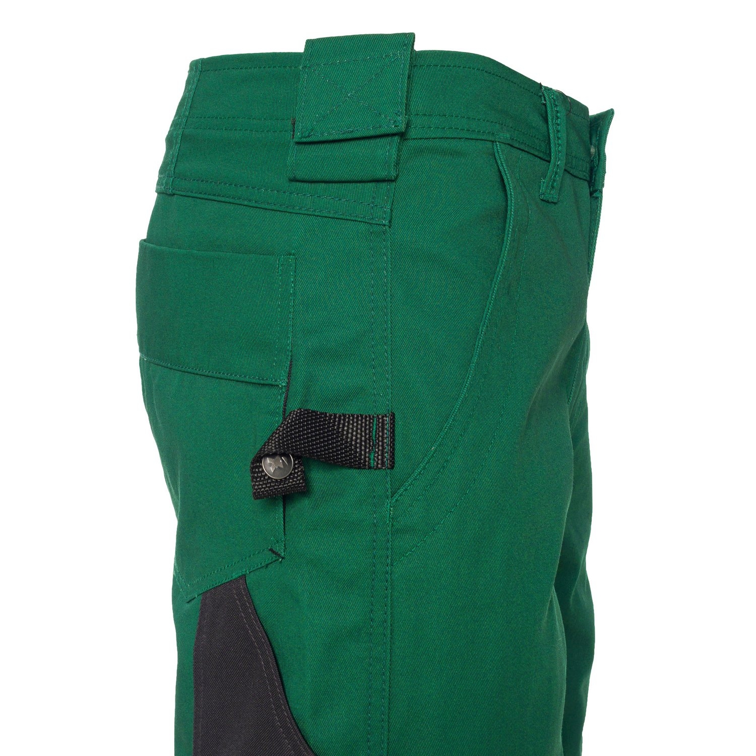 Detailansicht einer grünen Arbeitshose mit schwarzem Knieeinsatz, aufgesetzten Cargotaschen, Gürtelschlaufe und Markenlogo, geeignet für Handwerk und Outdoor-Arbeiten.