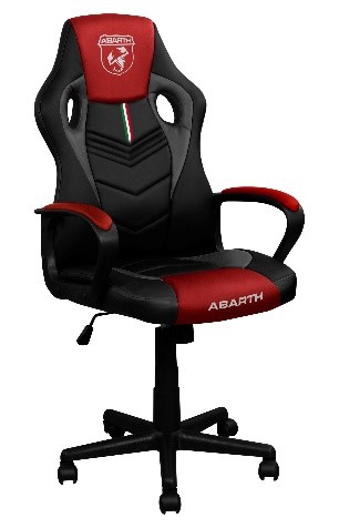 Schwarz-roter Bürostuhl im Racing-Stil mit Armlehnen, Abarth-Logo auf der Kopfstütze und Schriftzug auf der Sitzfläche.