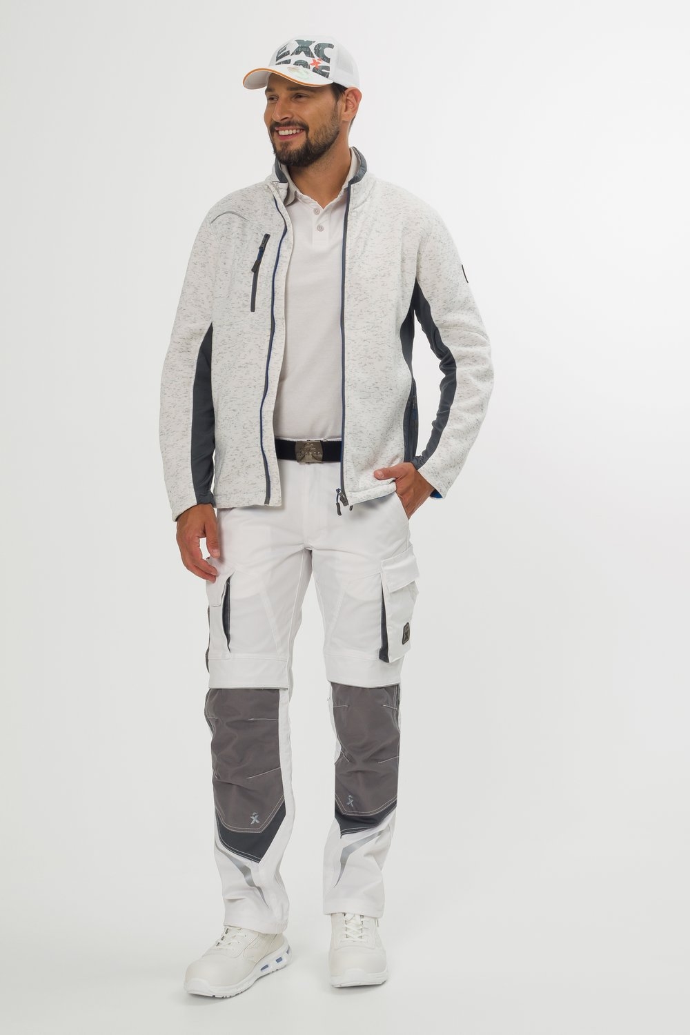 Weiß-melierte Sweatjacke mit Reißverschluss – moderne Arbeitskleidung von EXCESS, getragen von Mann mit weißer Hose und passender Cap.