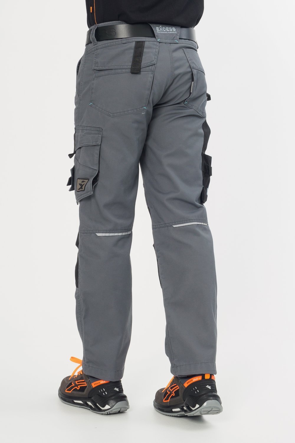 Rückansicht einer grauen Arbeitshose von Excess mit grauen Knieverstärkungen, seitlicher Cargotasche und robustem Material, ideal für Maler, Handwerker und den täglichen Arbeitseinsatz.