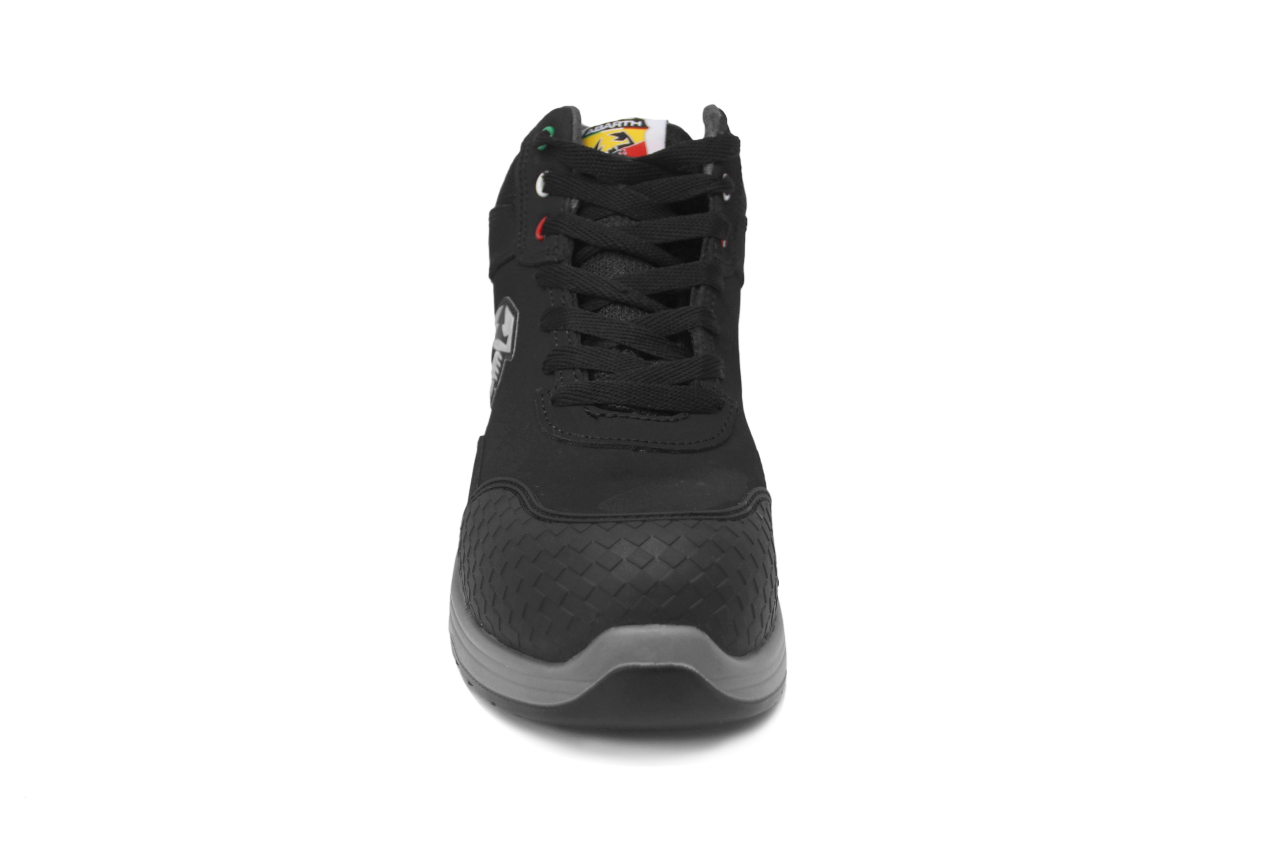 Frontansicht eines schwarzen ABARTH Sicherheitsschuhs mit grauer Sohle, schwarzer Schnürung, Skorpion-Logo auf der Zunge und Details in den Farben der italienischen Flagge.