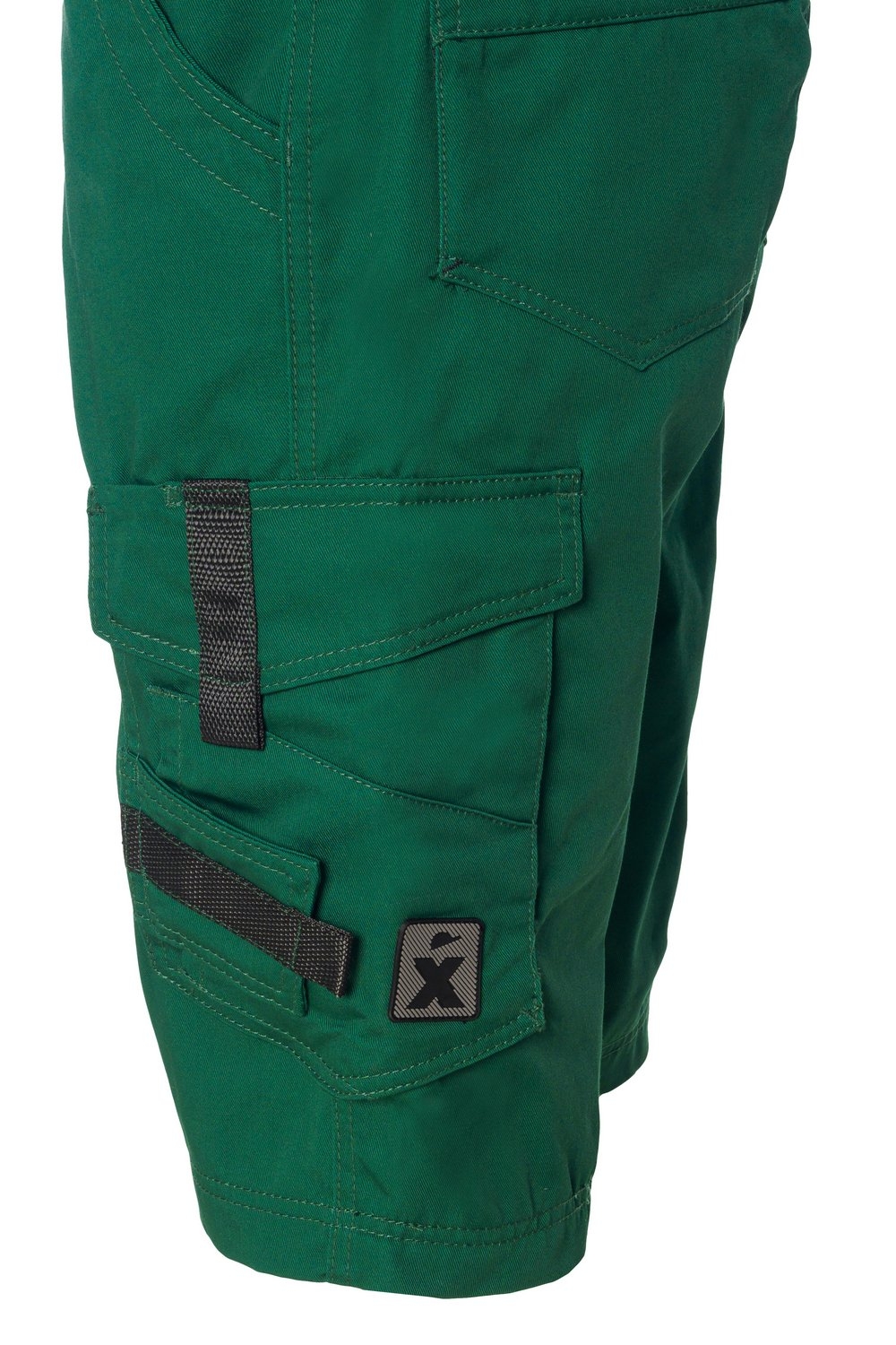 Detailansicht einer grünen Arbeitshose mit schwarzem Knieeinsatz, aufgesetzten Cargotaschen, Gürtelschlaufe und Markenlogo, geeignet für Handwerk und Outdoor-Arbeiten.