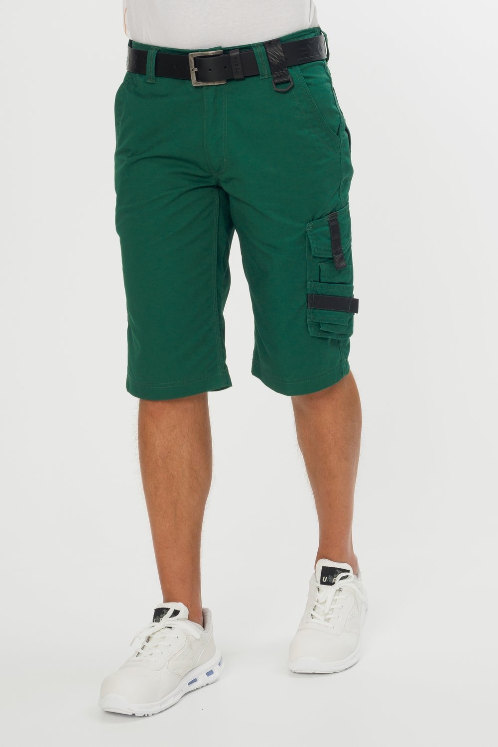 Grüne Arbeitsbermuda mit praktischen Cargotaschen und Werkzeugschlaufen – funktionale Malershorts für Handwerker und Bauarbeiten.