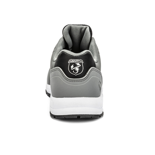 Rückansicht eines grauen ABARTH Sicherheitsschuhs mit schwarzem Schaft, Logo und weißer Sohle.