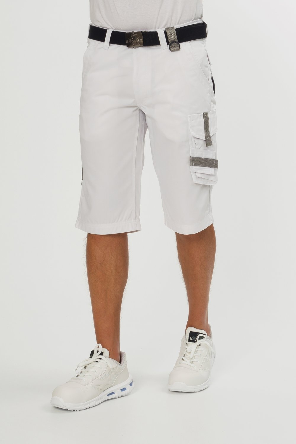 Weiße Arbeitsbermuda mit praktischen Cargotaschen und Werkzeugschlaufen – funktionale Malershorts für Handwerker und Bauarbeiten.