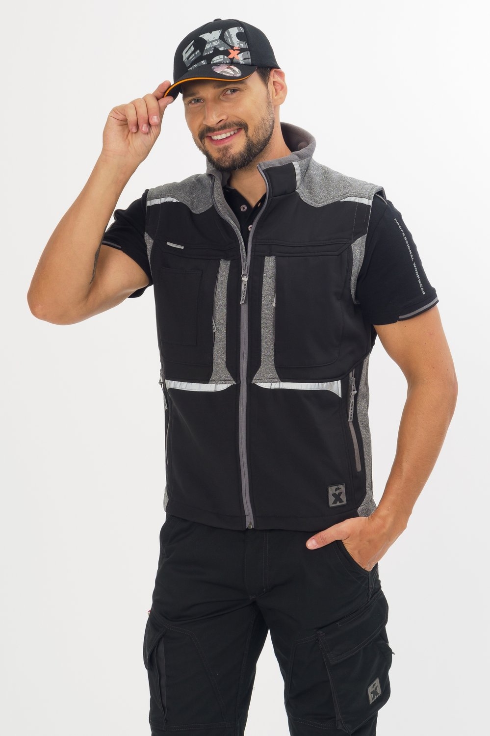 Excess Arbeitsweste Softshell schwarz grau, getragen am Modell – robuste Weste mit vielen Taschen für Handwerk und Outdoor