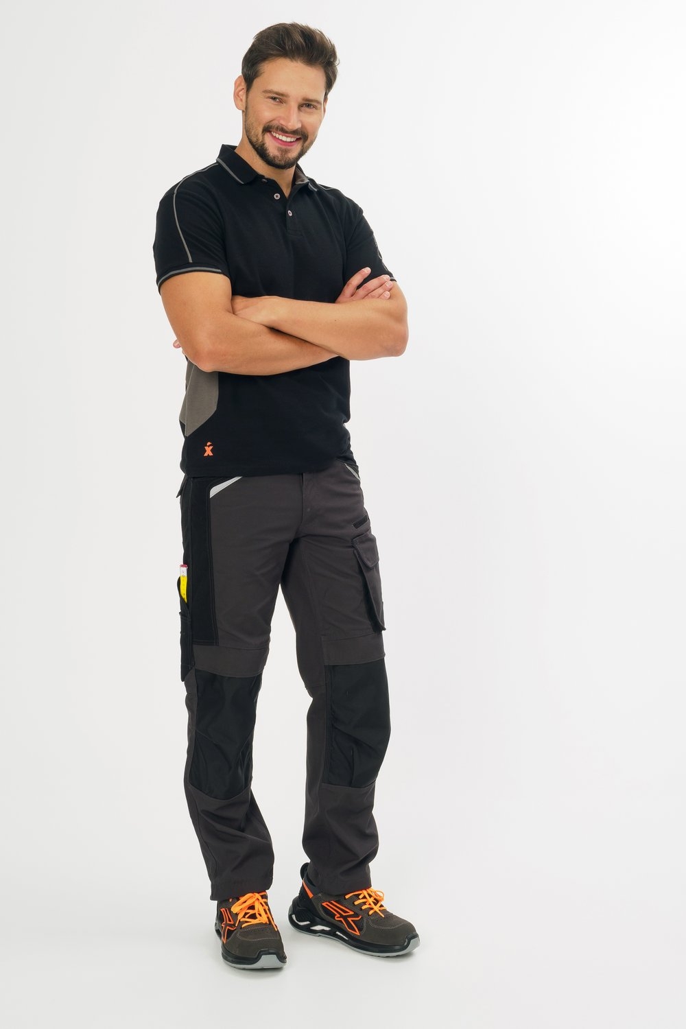 Excess Workwear Arbeitshose in Schwarz mit Knieverstärkung und Cargo-Taschen, robust und funktional, am Modell getragen.