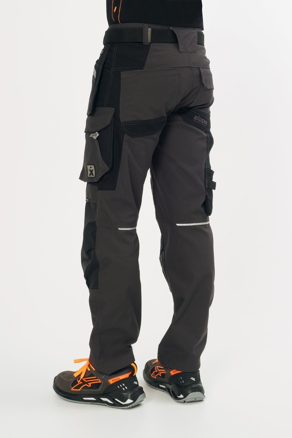 Rückansicht Excess Workwear Arbeitshose Schwarz-Grau mit vielen Taschen, Reflexdetails und verstärkten Kniebereichen.