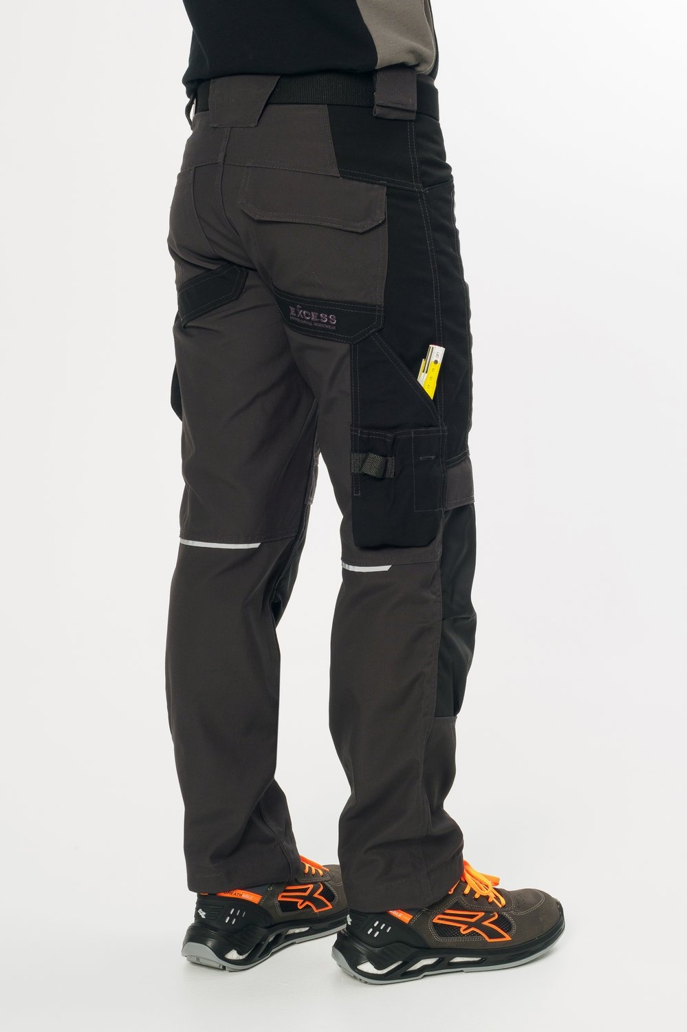 Rückansicht Excess Workwear Arbeitshose in Schwarz mit verstärkten Knien, praktischen Seitentaschen und großer Cargo-Beintasche.