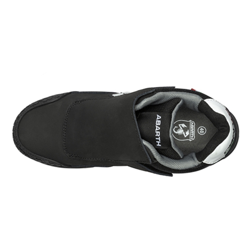 Draufsicht eines schwarzen Sneakers mit verdeckter Schnürung, grauem Innenfutter und ABARTH-Logo auf der Innensohle.