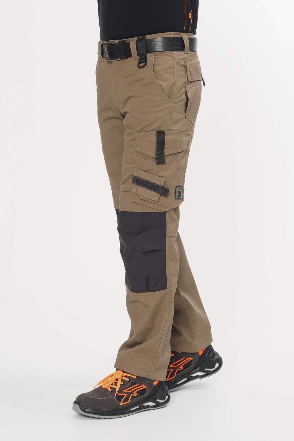 Braune Arbeitshose mit robusten Knieverstärkungen und Cargotaschen – strapazierfähige Handwerkerhose für Bau und Montage.