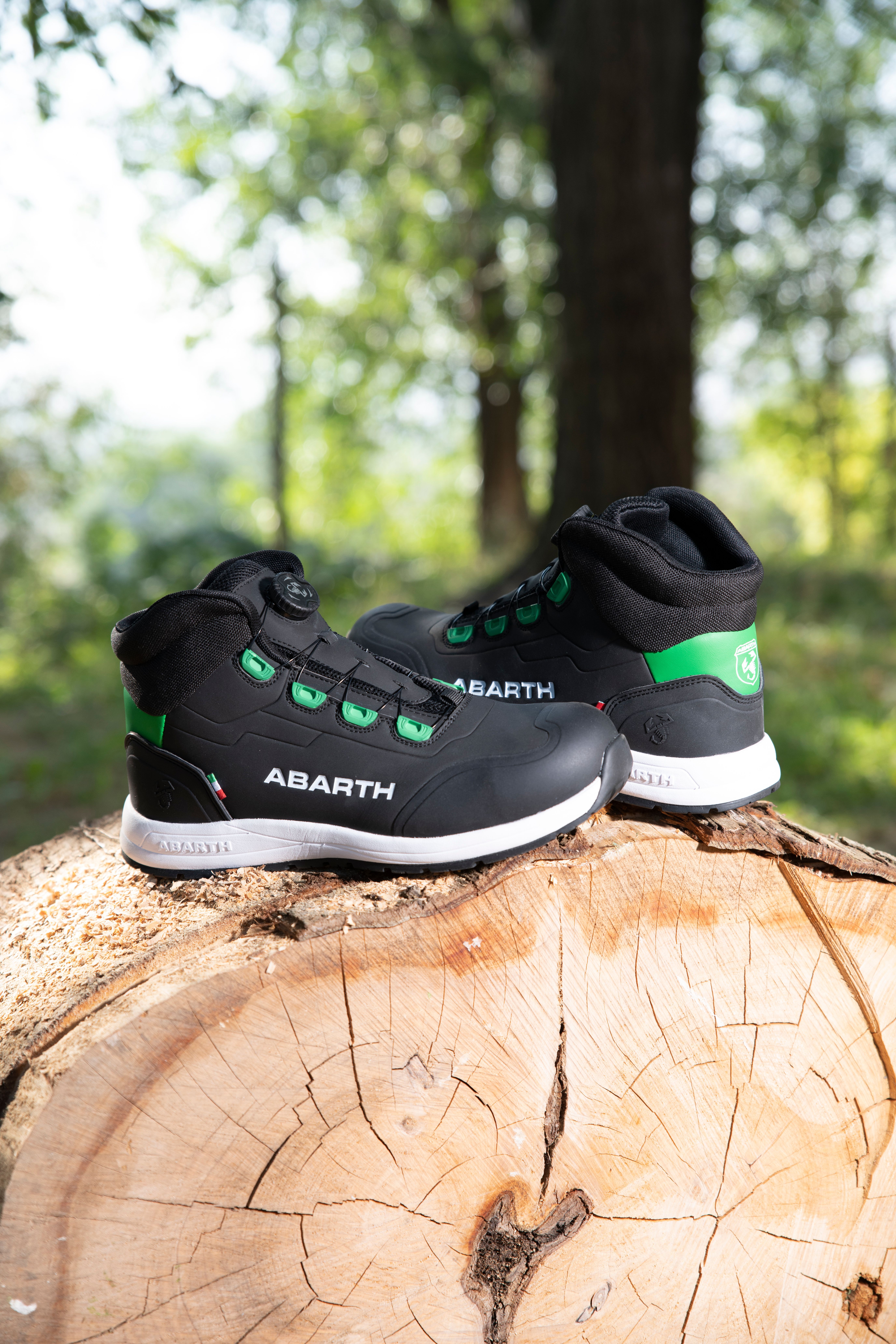 Hohe ABARTH Sicherheitsschuhe schwarz-grün mit weißer Sohle – robuste Schuhe für Outdoor-Arbeiten, Bau und Forst.