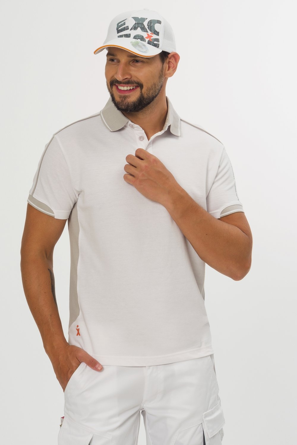 Weißes Poloshirt mit grauen Seiteneinsätzen, Knopfleiste mit drei Knöpfen und Kontrastnähten an Kragen und Ärmeln.