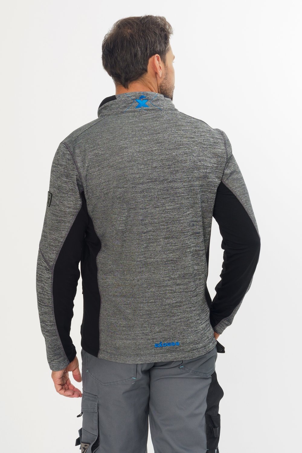 Rückansicht Excess Workwear Sweatjacke grau-meliert mit schwarzen Einsätzen und Reißverschlüssen, sportlicher Schnitt, am Modell getragen.