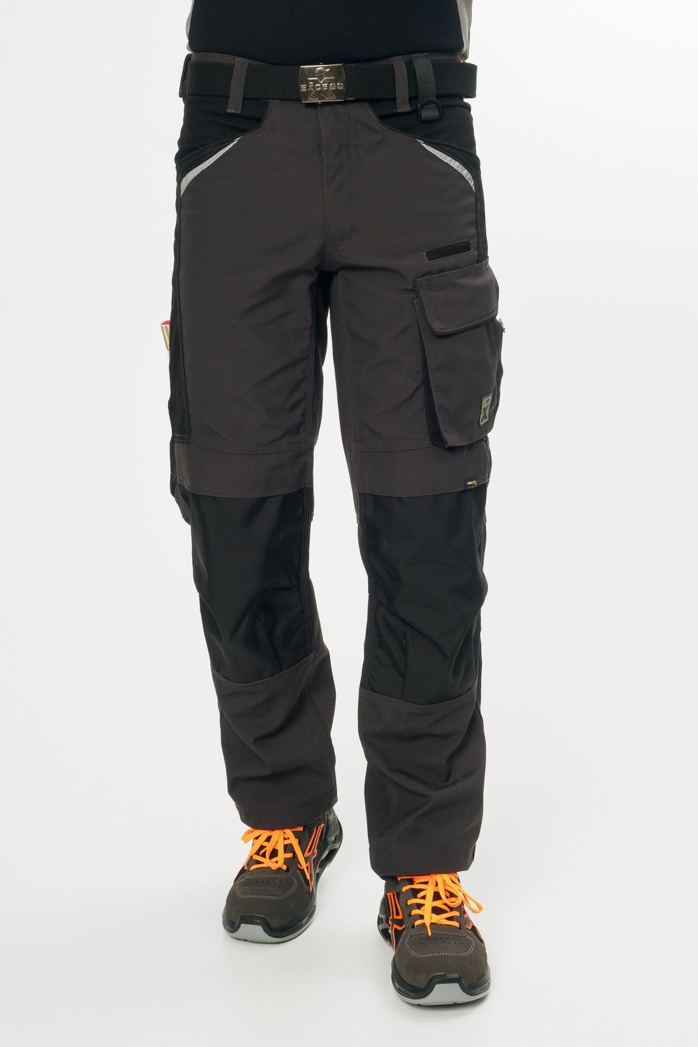 Excess Workwear Arbeitshose in Schwarz mit verstärkten Knien, praktischen Seitentaschen und großer Cargo-Beintasche.