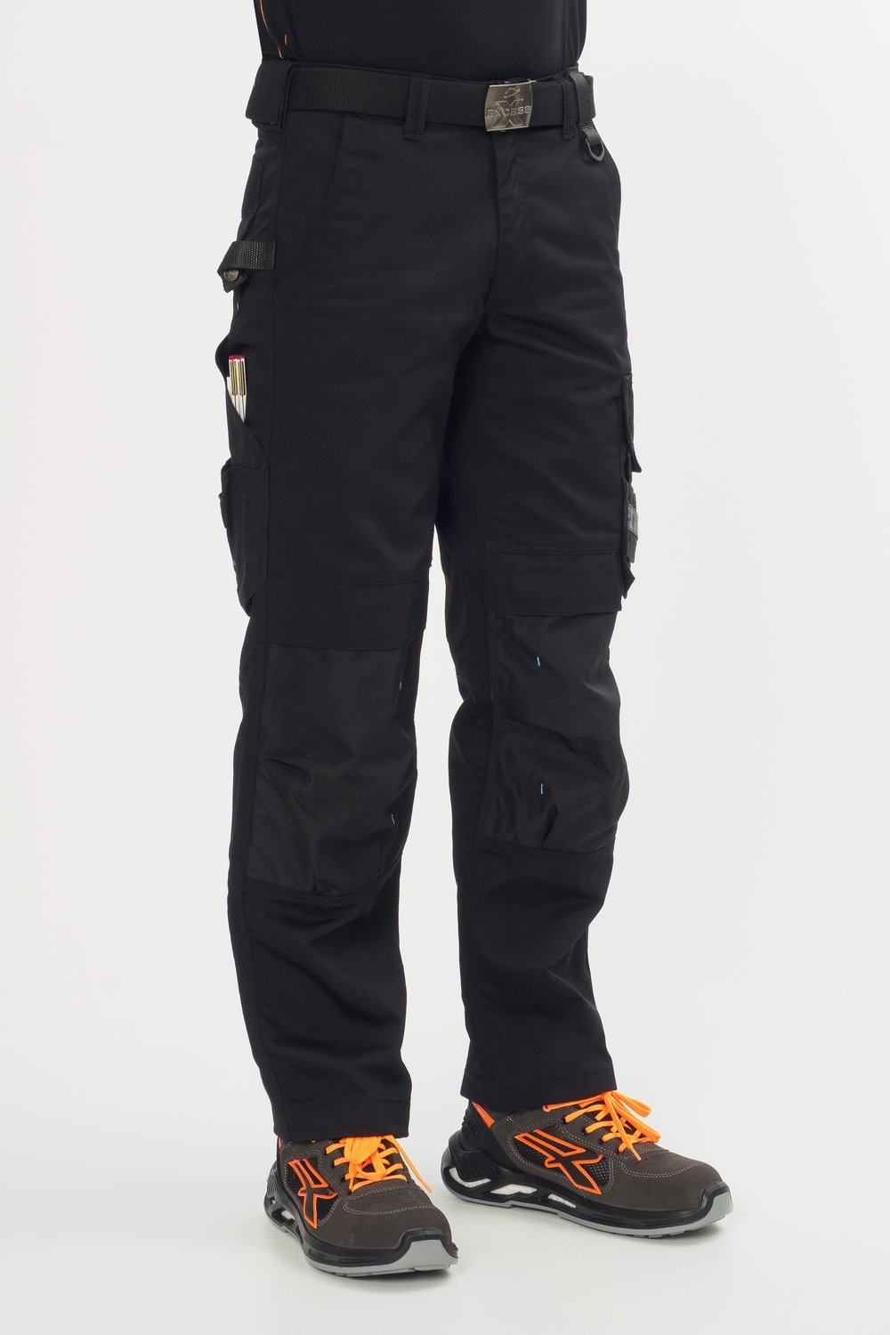 Schwarze Arbeitshose mit grauen Knieverstärkungen und praktischen Taschen – strapazierfähige Malerhose für Handwerk und Bau.