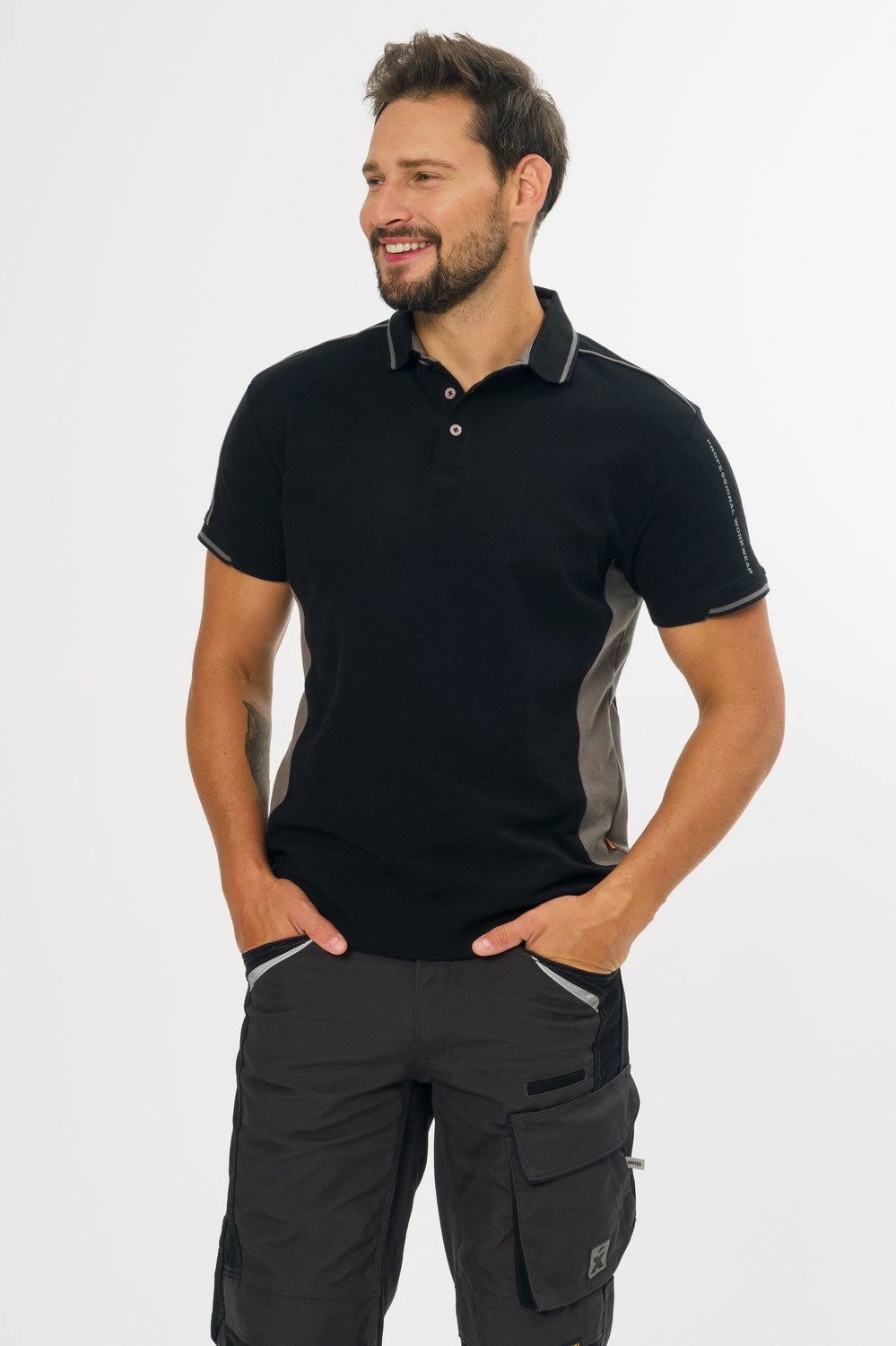 Schwarzes Poloshirt mit grauen Seiteneinsätzen, Knopfleiste mit drei Knöpfen und Kontrastnähten an Kragen und Ärmeln.