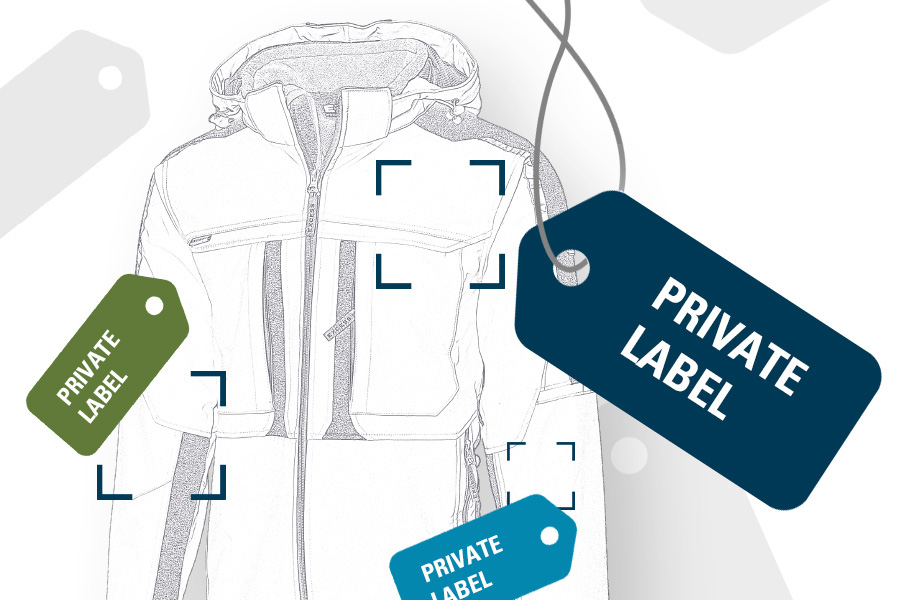 Grafik mit einer gezeichneten Arbeitsjacke und mehreren Etiketten in Blau und Grün mit der Aufschrift „Private Label“, die auf individuelle Markenkennzeichnung hinweisen.