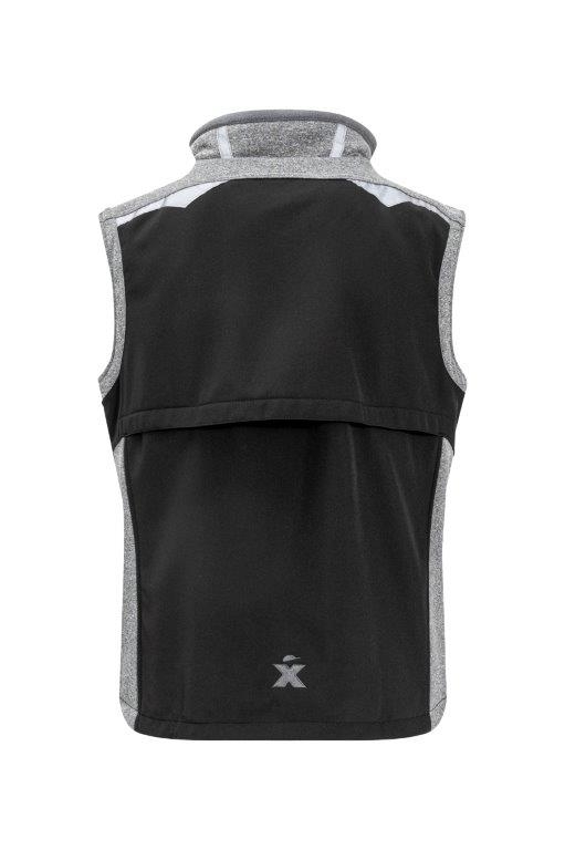 Rückseite der ärmellosen Softshell-Arbeitsweste von Excess in Schwarz mit grauen Einsätzen, Belüftungsfalte am Rücken und reflektierendem Logo am Saum.