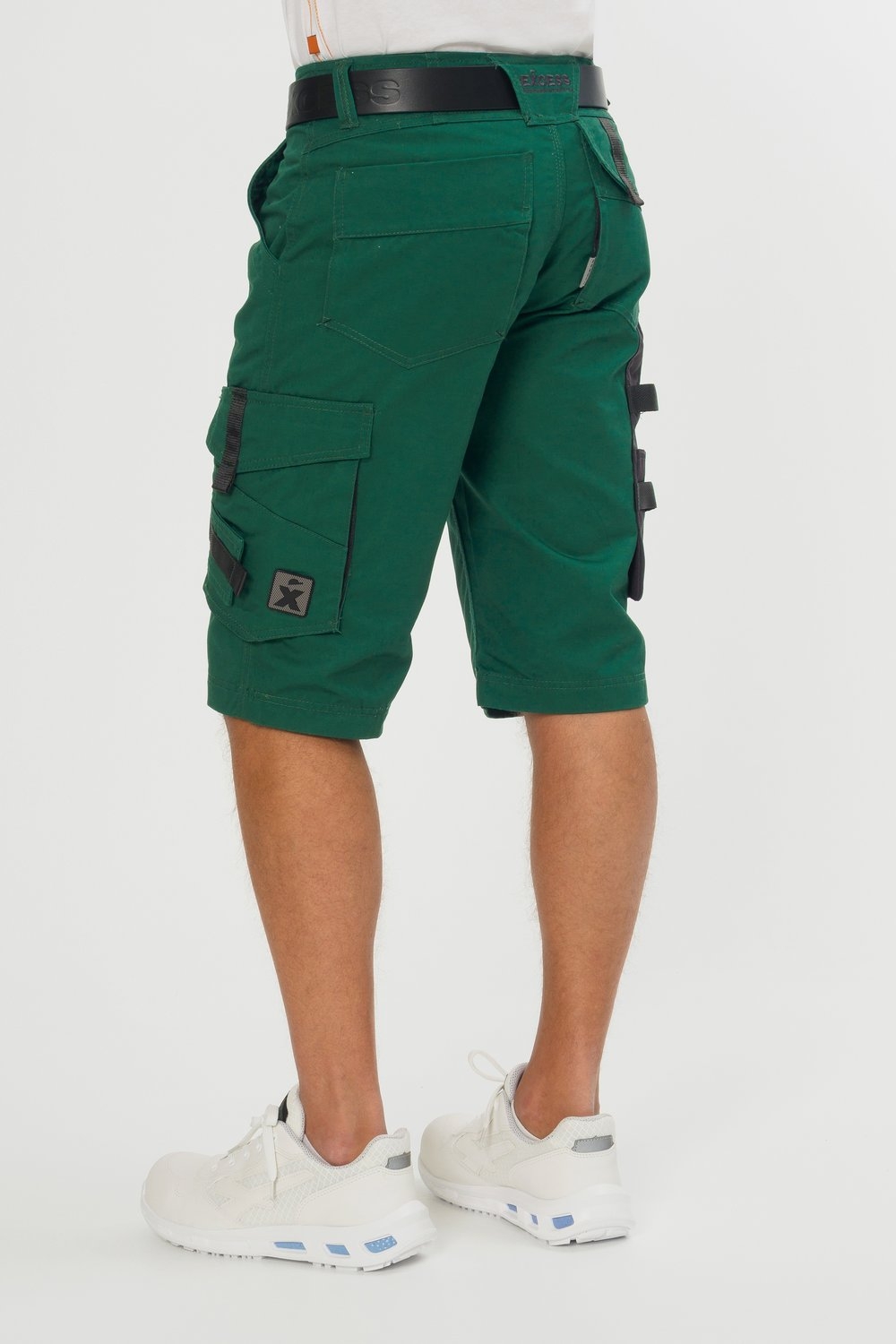 Rückansicht einer grünen Arbeitsbermuda mit praktischen Cargotaschen und Werkzeugschlaufen – funktionale Malershorts für Handwerker und Bauarbeiten.