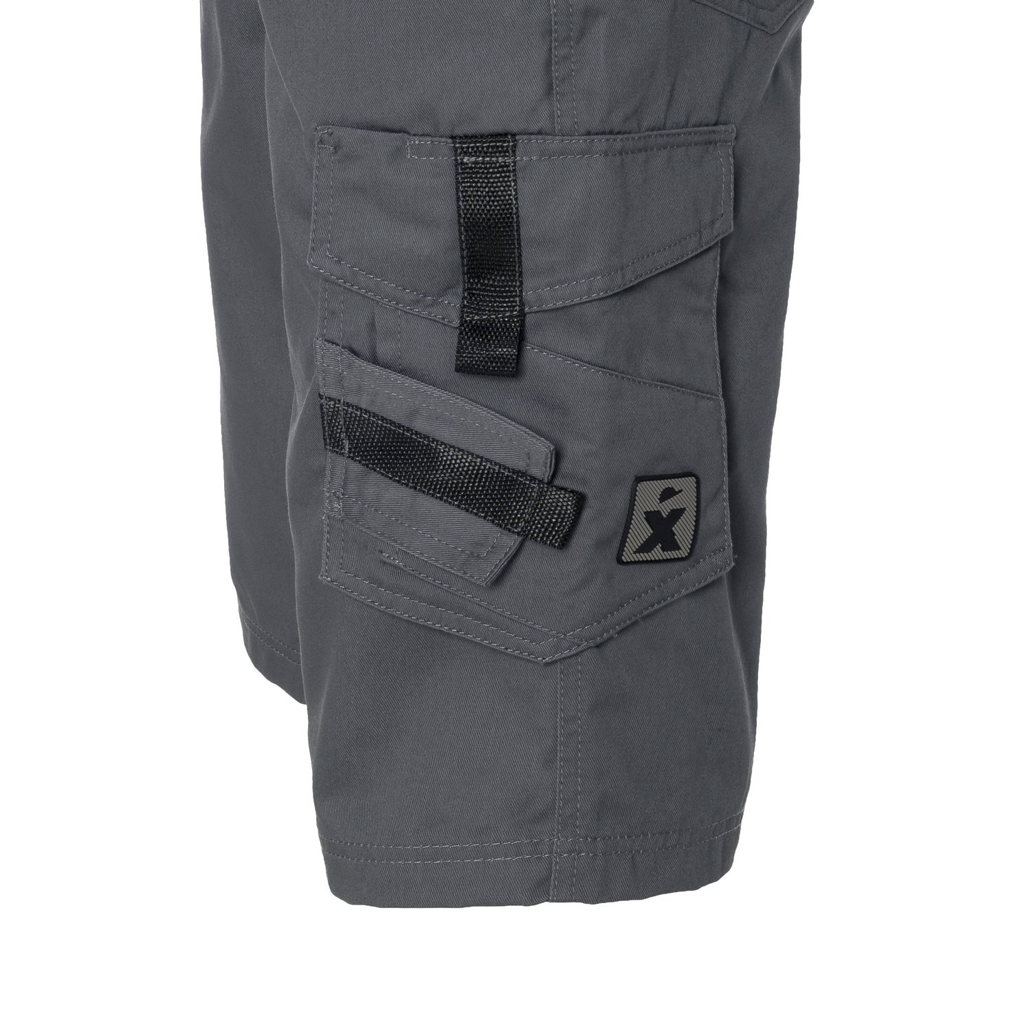 Detailansicht einer grauen Arbeitshose mit schwarzem Knieeinsatz, aufgesetzten Cargotaschen, Gürtelschlaufe und Markenlogo, geeignet für Handwerk und Outdoor-Arbeiten.